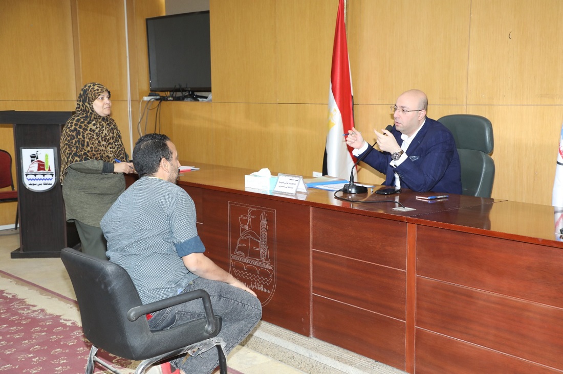 المحافظ يوجه بتقديم مساعدات مالية عاجلة لأسرتين